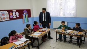 Kaymakam Ürkmezer'in köy okulu ziyaretleri