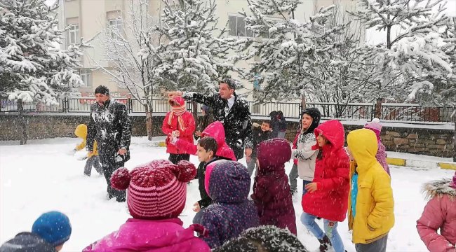 Kaymakamın çocuklarla kar topu keyfi