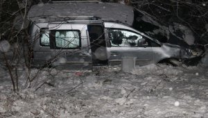 Kontrolden çıkan araç uçuruma kaydı