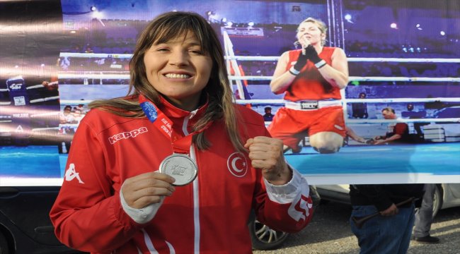 Milli boksör Şennur Demir'e coşkulu karşılama