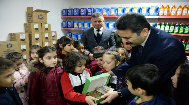 Minikler ihtiyaç sahipleri için pasta yapıp sattı