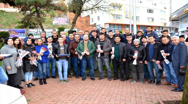 Öğrenciler çalışmaya giden madencileri çiçeklerle uğurladı