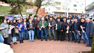 Öğrenciler çalışmaya giden madencileri çiçeklerle uğurladı