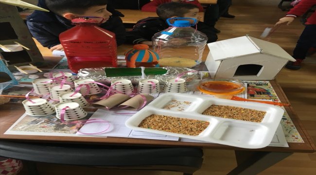 Öğrenciler kuşlar için yem bıraktı