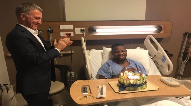 Onazi'ye hastane odasında doğum günü sürprizi