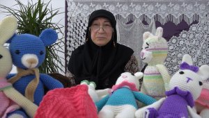 Örgü bebek yaparak geçimini sağlıyor