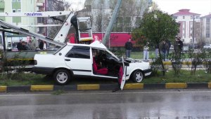 Otomobil aydınlatma direğine çarptı: 1 yaralı