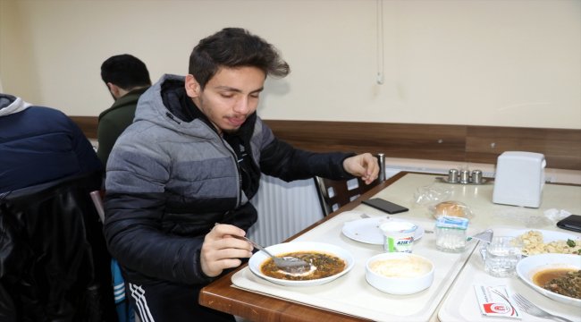 Rektörden öğrencilere yemek jesti
