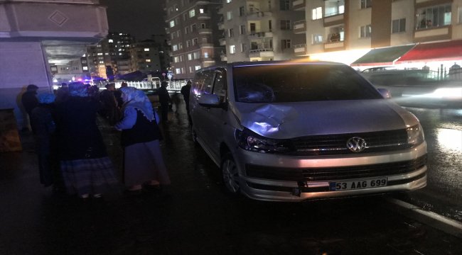 Rize'de minibüs yayalara çarptı: 2 yaralı