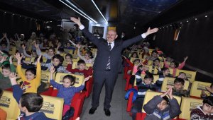 Terme'de çocukların tırda sinema keyfi