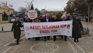 Vali, engelli parkurunda empati yaptı