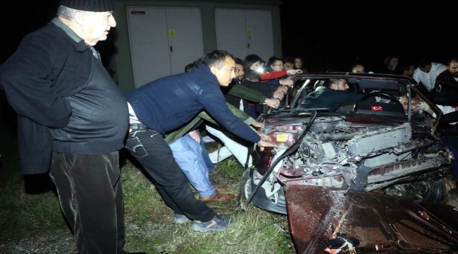 Vatandaşlar araçta sıkışan sürücü için seferber oldu