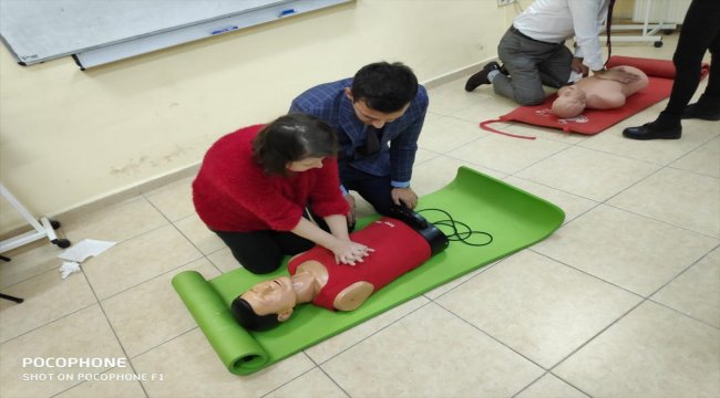 Vergi dairesi çalışanlarına ilk yardım eğitimi verildi