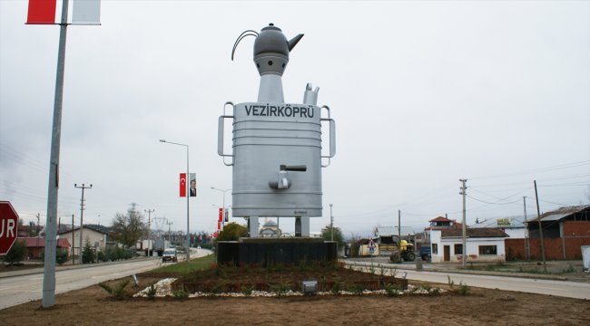 Vezirköprü'de "dev semaver maketi" ilgi çekiyor