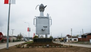 Vezirköprü'de "dev semaver maketi" ilgi çekiyor