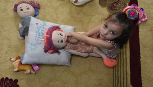 Yemek borusu zarar gören minik Defne'ye 30 ameliyat