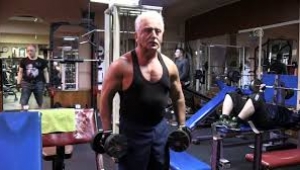 70 yaşında vücut geliştirme sporu yapıyor