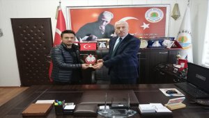 Alaçamlı başarılı güreşçiye ödül
