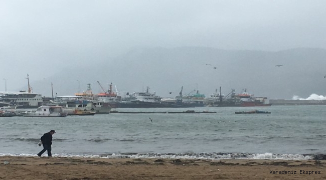 Amasra ilçesinde etkili olan sert rüzgar nedeniyle balıkçılar denize açılamadı