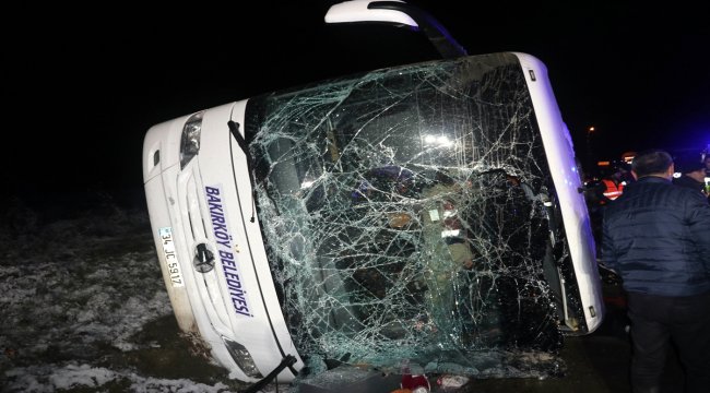 Amasya'da yolcu otobüsü devrildi: 2 ölü, 35 yaralı