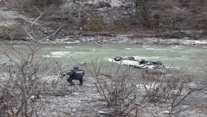 Artvin'de kamyonet dereye yuvarlandı: 1 ölü, 2 yaralı