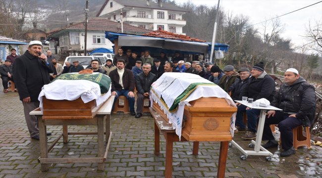 Aynı gün ölen yaşlı çift toprağa verildi