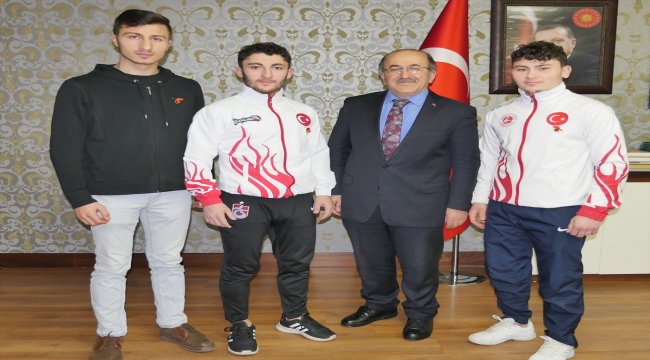 Başkan Gümrükçüoğlu'ndan sporculara ödül