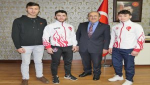 Başkan Gümrükçüoğlu'ndan sporculara ödül