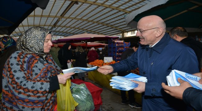 Başkan Kul pazarda bez torba dağıttı