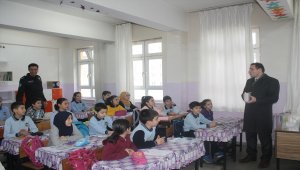 Borçka'da öğrencilere sağlık ajandası dağıtıldı