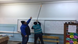 Çarşamba'da yükümlüler okul tadilatı gerçekleştiriyor