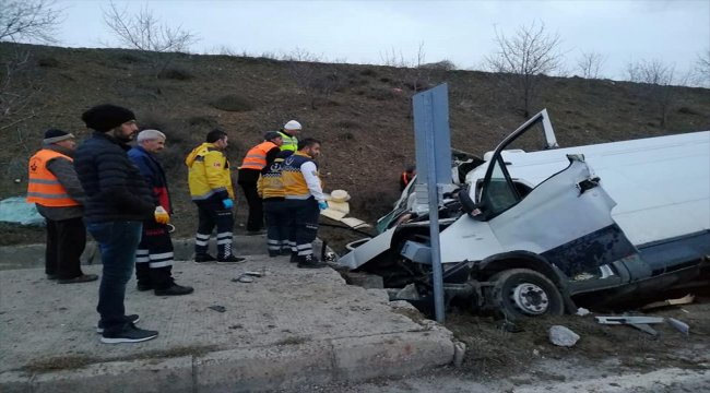 Çorum'da panelvan su kanalına devrildi: 2 ölü