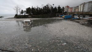 Deniz yüzeyi çöplerle kaplandı