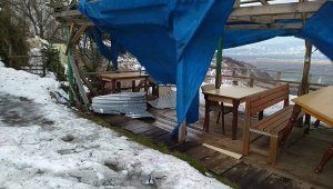 Düzce'de fırtına kamelyaların çatılarını uçurdu