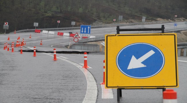 Düzce'de heyelan nedeniyle yol trafiğe kapatıldı