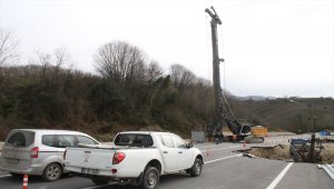 Düzce'de heyelan nedeniyle yolun trafiğe kapatılması