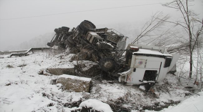 Düzce'de taş yüklü tır devrildi