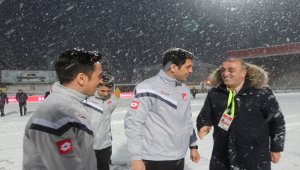  Bolu Atatürk Stadı'nın zemini karla kaplandı