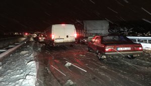 Karabük'te yoğun kar yağışı ulaşımı aksattı