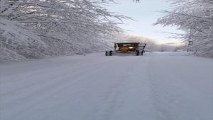 Karda mahsur kalan 2 kişiyi belediye ekipleri kurtardı