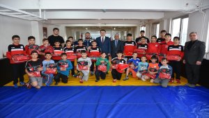Kaymakam Arabacı'dan güreşçilere ziyaret