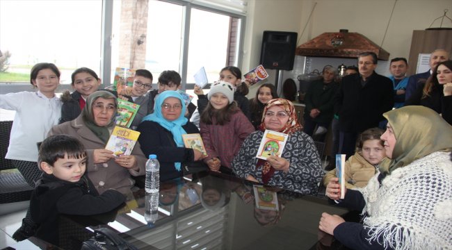 Nineler torunlarıyla birlikte kitap okudu
