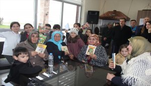Nineler torunlarıyla birlikte kitap okudu