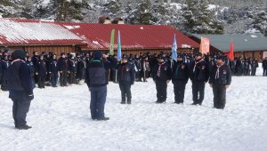 Öğrenciler izcilik kampında kış şartlarında yaşamayı öğreniyor