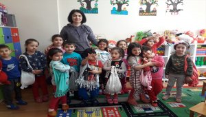 Öğrenciler kullanmadıkları tişörtlerden çanta yaptı