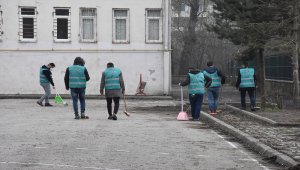 Okullardaki tadilat ve boya işlerini yükümlüler yapıyor