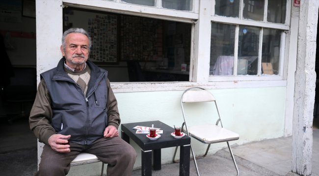 Ölen müşterilerinin anılarını dükkanında yaşatıyor
