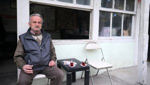 Ölen müşterilerinin anılarını dükkanında yaşatıyor