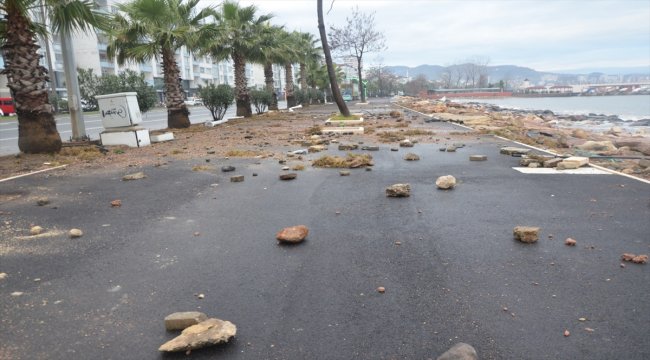 Ordu'da dalgaların taşıdığı taşlar ulaşımı aksattı