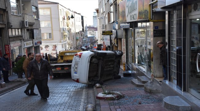 Otomobil önce yayaya sonra iş yerine çarptı: 1 yaralı